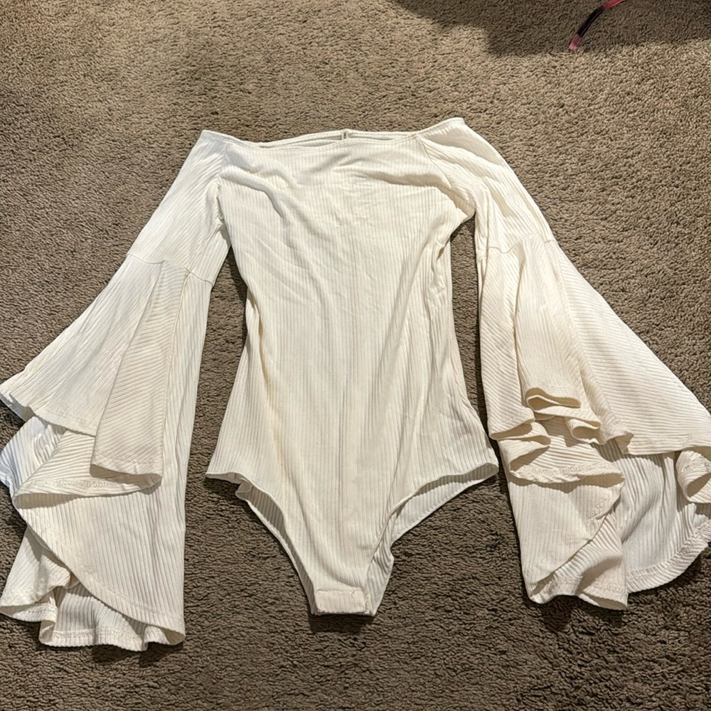 NWT Emma & Sam bell sleeve body suit